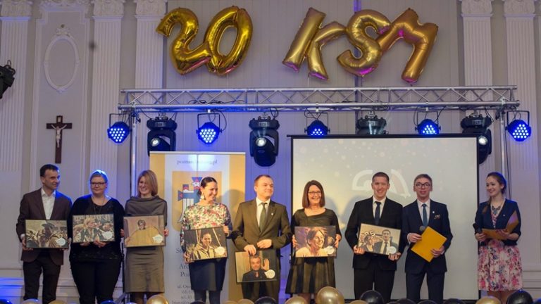 Poprzedni Prezesi KSM odebrali pamiątkowe zdjęcia podczas gali, fot. Marta Rukszto